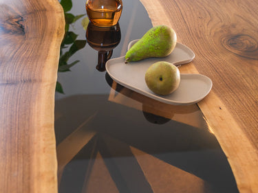 Epoxidharz Tisch aus Nussbaumholz mit transparentem schwarzem Harz 4