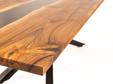 Epoxidharz Tisch aus Nussbaumholz mit transparentem schwarzem Harz 3