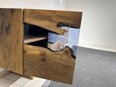 Sideboard aus massivem Nussbaumholz mit Epoxidharz 9