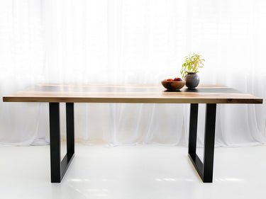 Ein Tisch aus Epoxidharz in Nussbaumfarbe mit schwarzer Harzfüllung 3