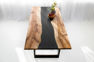 Ein Tisch aus Epoxidharz in Nussbaumfarbe mit schwarzer Harzfüllung - image 2