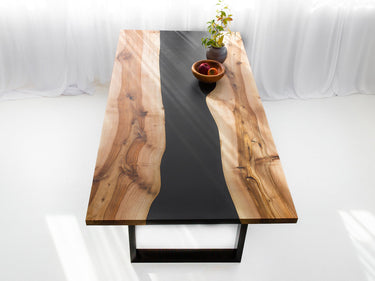 Ein Tisch aus Epoxidharz in Nussbaumfarbe mit schwarzer Harzfüllung 2