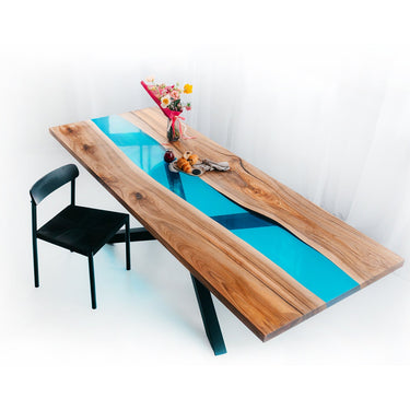 Ein Epoxidharztisch aus Walnussholz mit blauem Harz 1