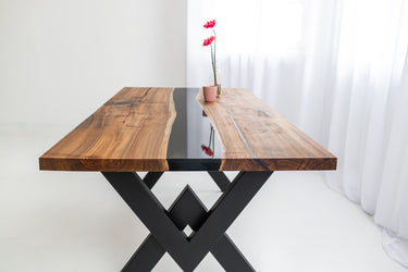 Tisch aus Nussbaumholz mit transparentem schwarzem Harz - image 2