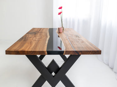 Tisch aus Nussbaumholz mit transparentem schwarzem Harz 4