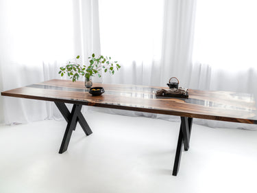 Tisch aus Walnussholz mit transparentem grauem Harz 3