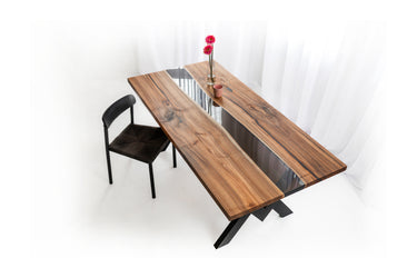 Tisch aus Nussbaumholz mit transparentem schwarzem Harz