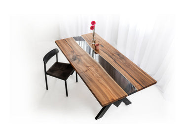 Tisch aus Nussbaumholz mit transparentem schwarzem Harz 1