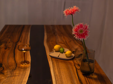 Tisch aus Nussbaumholz mit transparentem schwarzem Harz 10