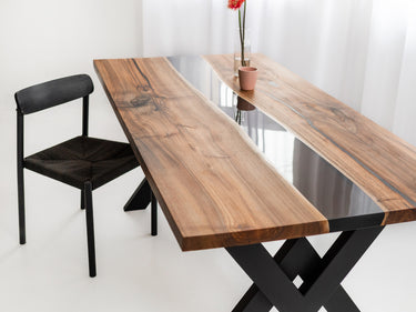 Tisch aus Nussbaumholz mit transparentem schwarzem Harz 2