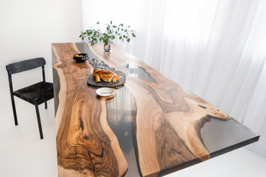 Tisch aus Walnussholz mit transparentem grauem Harz