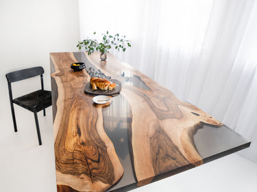 Tisch aus Walnussholz mit transparentem grauem Harz 2