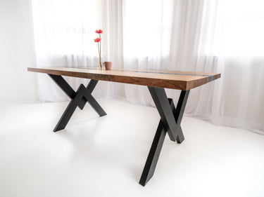 Tisch aus Nussbaumholz mit transparentem schwarzem Harz 3