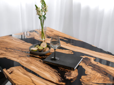 Epoxidharz-Tisch aus Olivenholz mit schwarzem und transparentem Harz 7