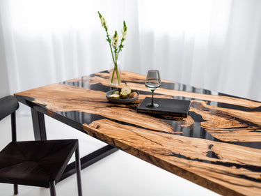 Epoxidharz-Tisch aus Olivenholz mit schwarzem und transparentem Harz 4
