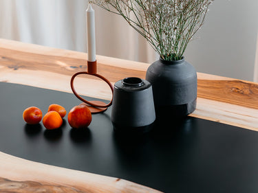 Ein Tisch aus Epoxidharz in Nussbaumfarbe mit schwarzer Harzfüllung 8