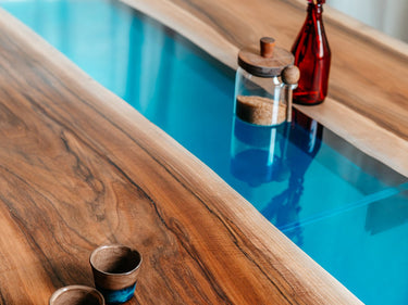 River Table in natürlicher Form mit blauem Epoxidharz