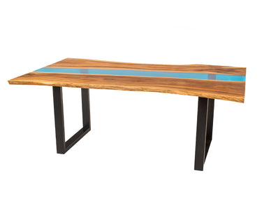 River Table in natürlicher Form mit blauem Epoxidharz