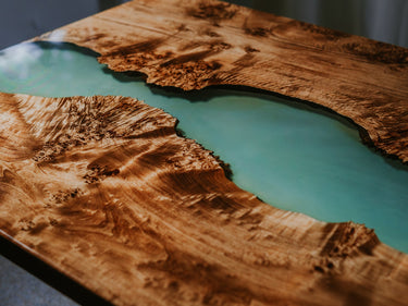 Ein Tisch aus Pappel-Maser holz und transparentem grünen Epoxidharz 7