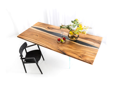 Epoxidharz Tisch aus Nussbaum mit schwarzem Harz 1