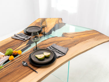 VERSANDFERTIG! Ein Tisch aus extrem seltenem Walnussholz mit grünem, transparentem Harz 6