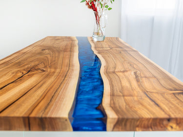 Epoxidharz Tisch aus Nussbaum mit Metallic Blau Harz 9
