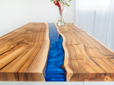 Epoxidharz Tisch aus Nussbaum mit Metallic Blau Harz 8