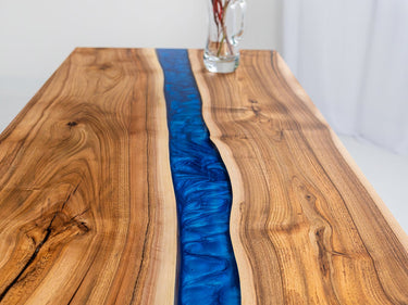 Epoxidharz Tisch aus Nussbaum mit Metallic Blau Harz 6