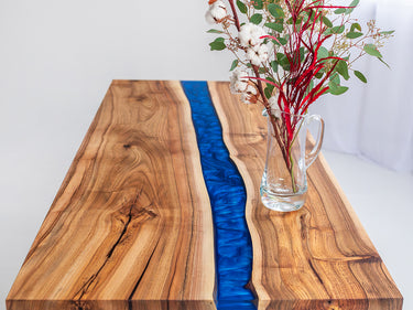 Epoxidharz Tisch aus Nussbaum mit Metallic Blau Harz 8