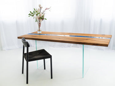 Epoxidharz Tisch aus Nussbaum mit Metallic Blau Harz 2