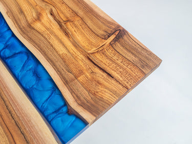 Epoxidharz Tisch aus Nussbaum mit Metallic Blau Harz 4