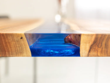 Epoxidharz Tisch aus Nussbaum mit Metallic Blau Harz 9