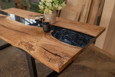 Epoxidharz-Tisch aus rustikaler Eiche mit metallic-schwarzem und transparentem Harz - image 2