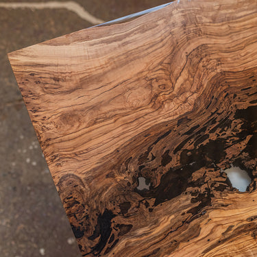 Couchtisch aus Olivenholz mit klarem Harz 7