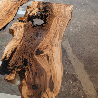 Couchtisch aus Olivenholz mit klarem Harz 5