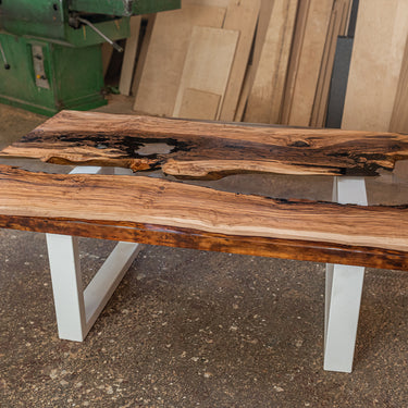 Couchtisch aus Olivenholz mit klarem Harz 3