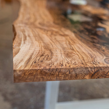 Couchtisch aus Olivenholz mit klarem Harz 10