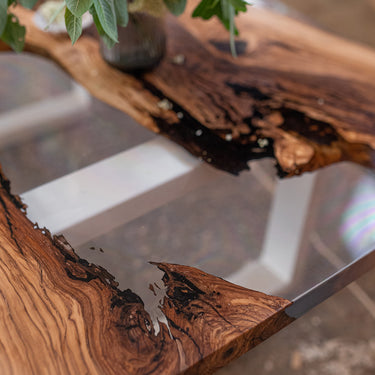 Couchtisch aus Olivenholz mit klarem Harz 11
