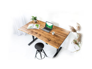 Höhenverstellbarer Schreibtisch aus Nussbaum – Monolith