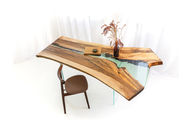 VERSANDFERTIG! Ein Tisch aus extrem seltenem Walnussholz mit grünem, transparentem Harz