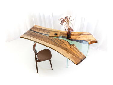 VERSANDFERTIG! Ein Tisch aus extrem seltenem Walnussholz mit grünem, transparentem Harz 1