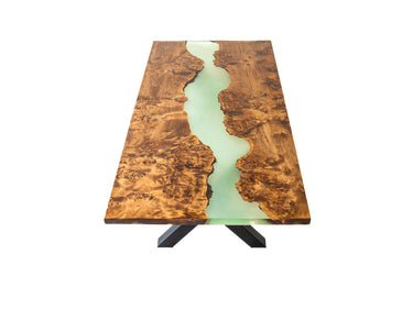 Ein Tisch aus Pappel-Maser holz und transparentem grünen Epoxidharz 2