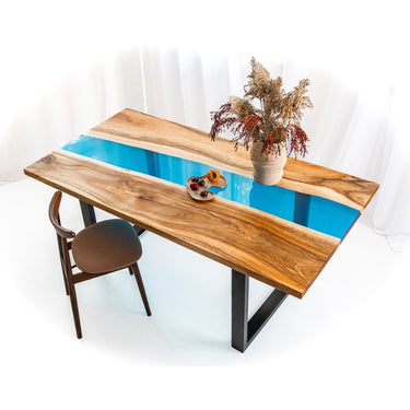 Ein Epoxidharztisch aus Nussbaumholz mit blauem Harz 1