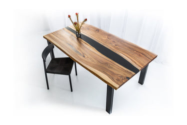 Epoxidharz-Tisch aus Nussbaumholz mit natürlicher Kante