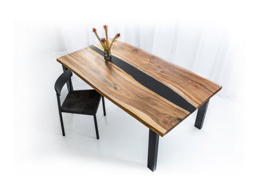 Epoxidharz-Tisch aus Nussbaumholz mit natürlicher Kante 1