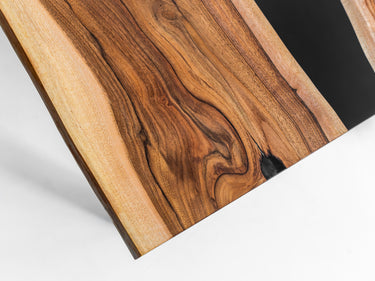 Epoxidharz-Tisch aus Nussbaumholz mit natürlicher Kante 6