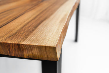 Epoxidharz-Tisch aus Nussbaumholz mit natürlicher Kante - image 2