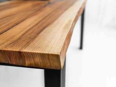 Epoxidharz-Tisch aus Nussbaumholz mit natürlicher Kante 4