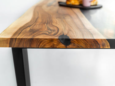 Epoxidharz-Tisch aus Nussbaumholz mit natürlicher Kante 5