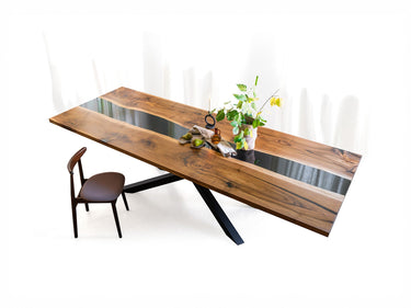 Epoxidharz Tisch aus Nussbaumholz mit transparentem schwarzem Harz 1